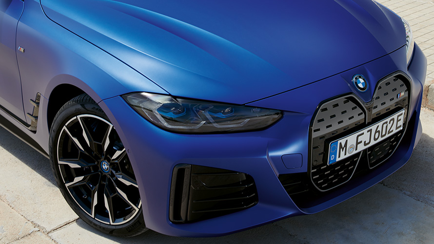 BMW i4 M50 G26 2021 BMW Individual metalíza Frozen Portimao Blue predobočný záber jazdný zhora