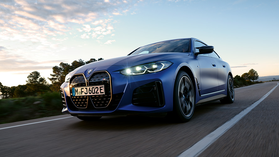 Predobočný záber BMW i4 M50 G26 2021 pohľad zdola BMW i4 M50 G26 2021 BMW Individual metalíza Frozen Portimao Blue predobočný záber jazdný pohľad zdola