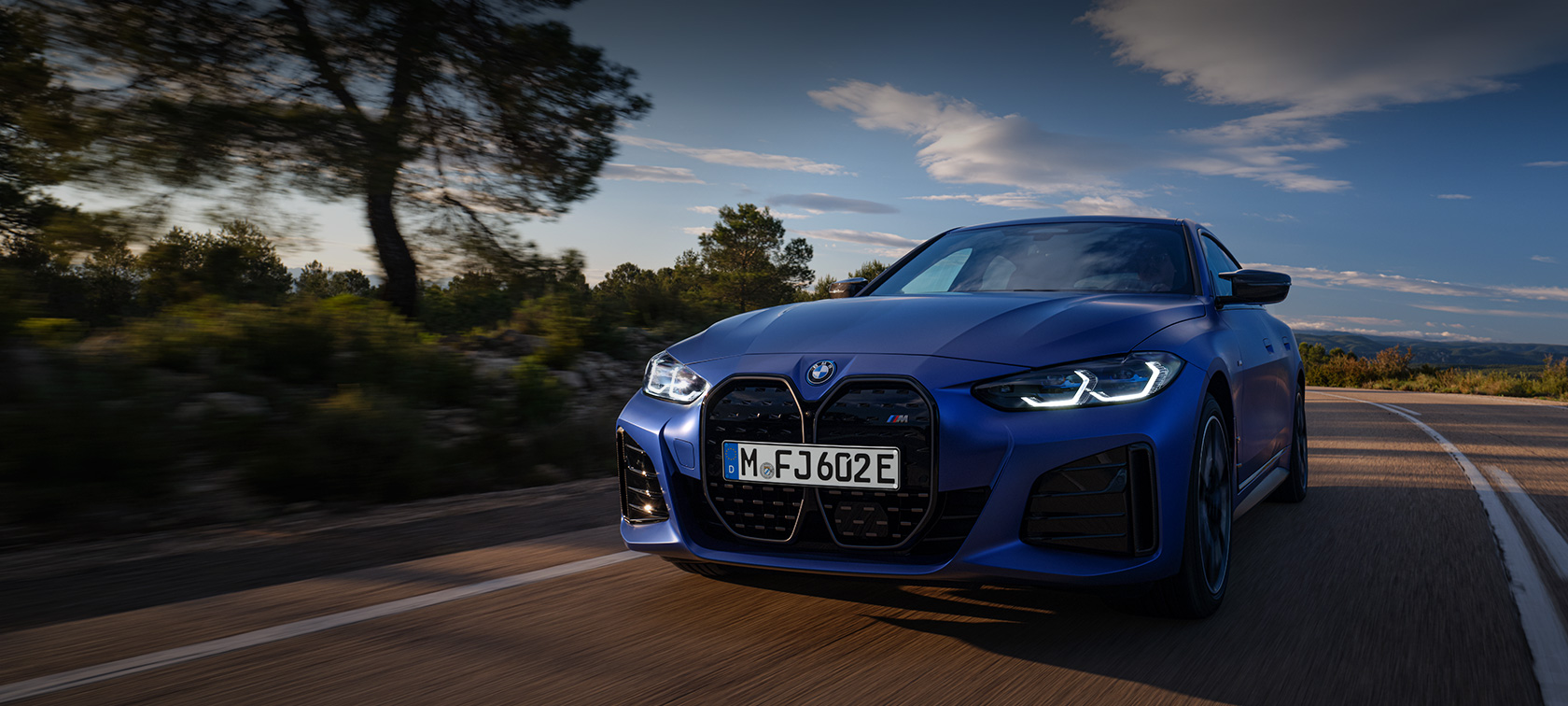 BMW i4 M50 G26 2021 BMW Individual metalíza Frozen Portimao Blue predobočný záber jazdný 