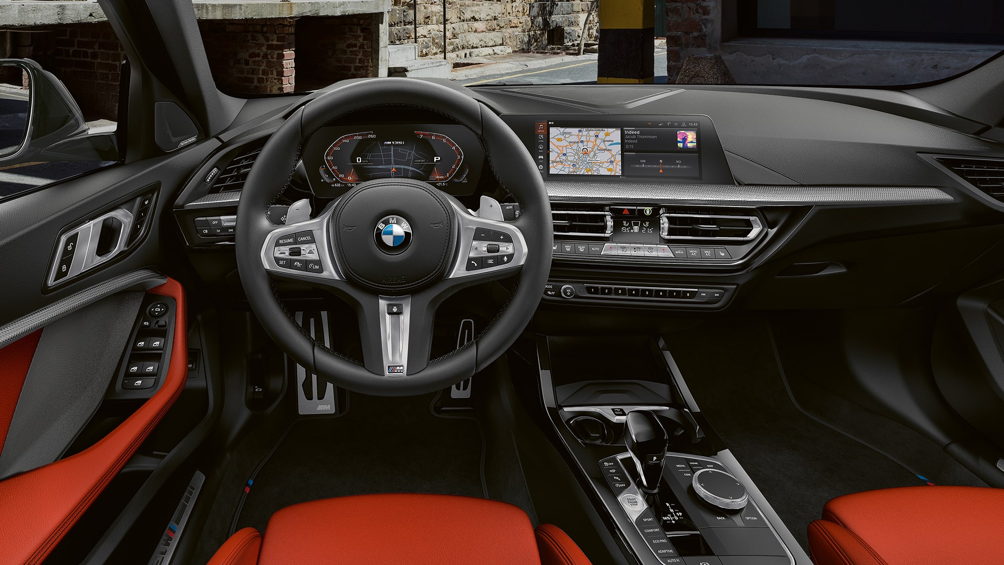 BMW M135i xDrive, interiér. BMW M135i xDrive interiér s M koženým volantom a M Sport sedadlami.