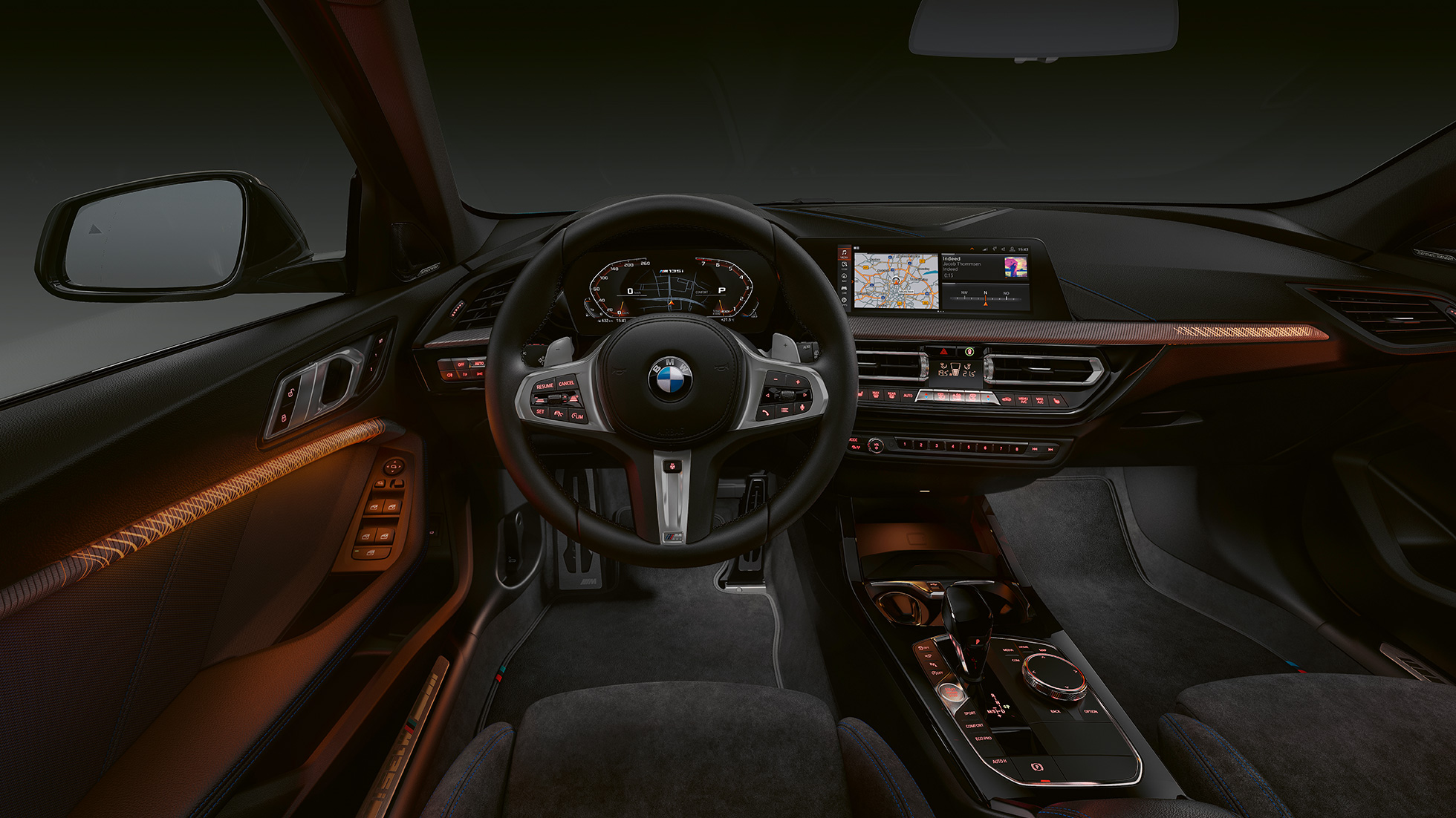 BMW M135i xDrive, kokpit. BMW M135i xDrive premiový interiér s podsvietenými interiérovými lištami.