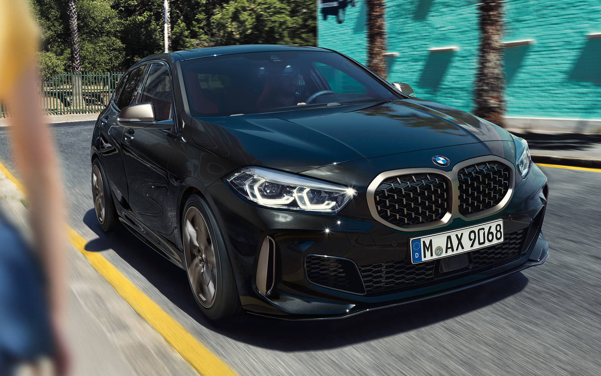 BMW M135i xDrive (F40) metalíza Black Sapphire, predobočný pohľad jazdný