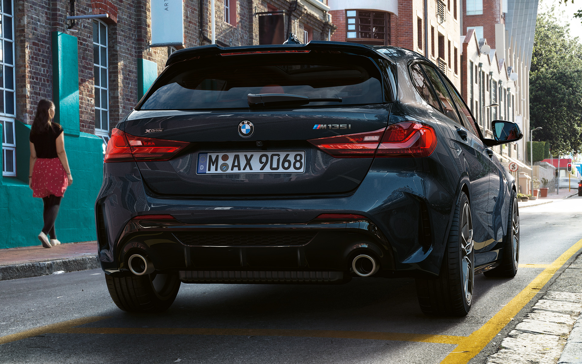 BMW M135i xDrive (F40) Black Sapphire metalíza, zadný pohľad pri parkovaní
