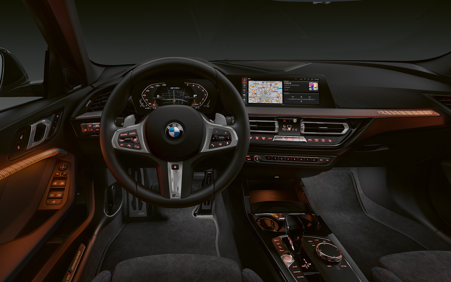 BMW M135i xDrive (F40) prémiový interiér a osvetlené interiérové lišty