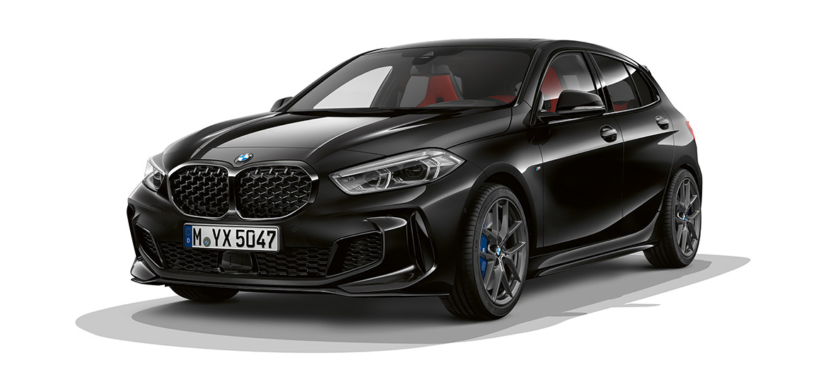 BMW M135i xDrive (F40) M Performance balík BMW M135i xDrive (F40) Black Sapphire metalíza a M Performance balík predobočný pohľad