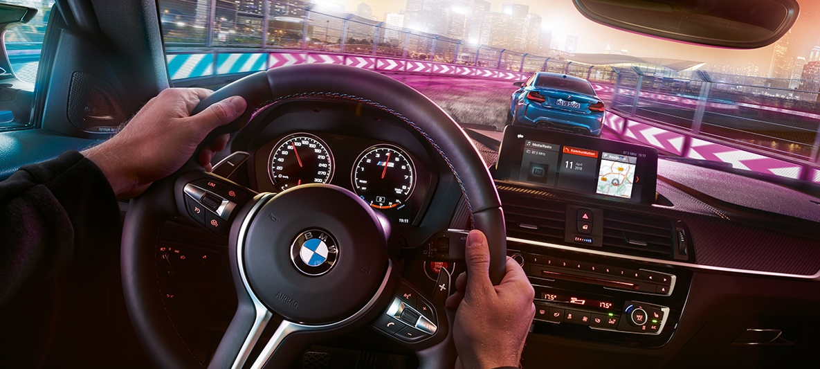 BMW M2 Competition kokpit Dve BMW M2 Competition počas pretekov v noci, pohľad z kokpitu
