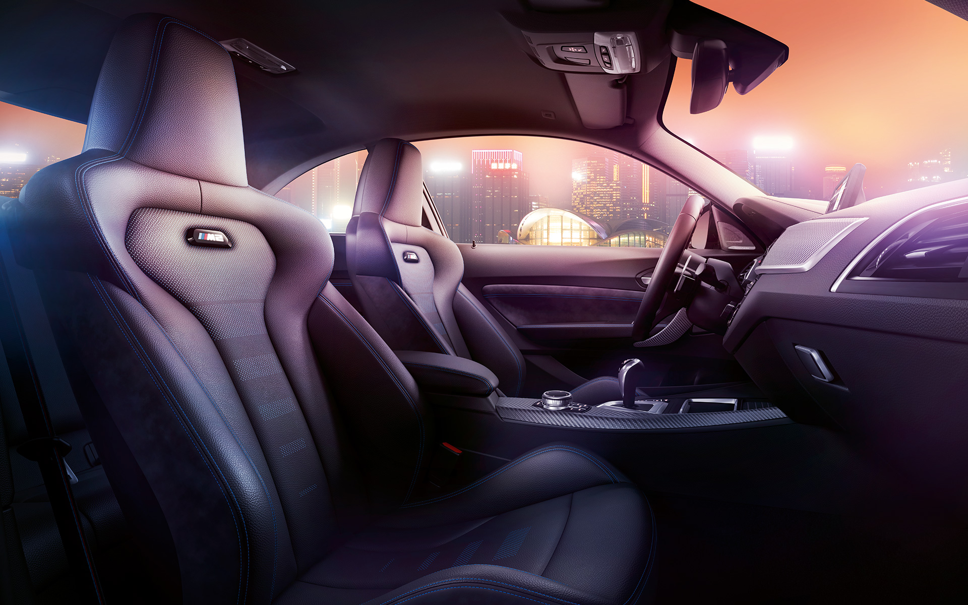 BMW M2 Competition športové sedadlá Kokpit a M Šport sedadlá BMW M2 Competition, v pozadí nočné mesto