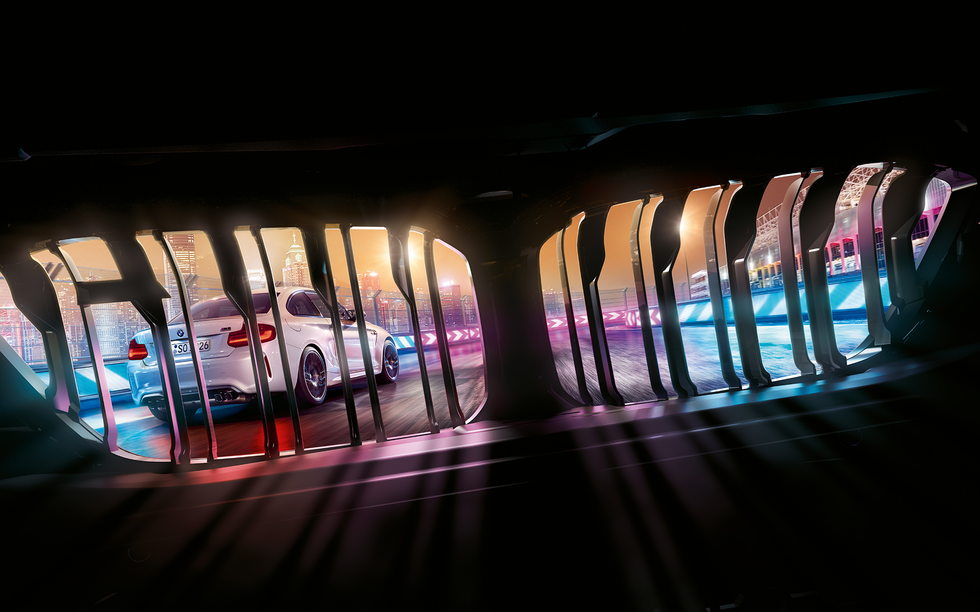 BMW M2 Competition obličky Pohľad cez BMW obličky na predchádzajúce BMW M2 Competition na nočnej pretekárskej trati.