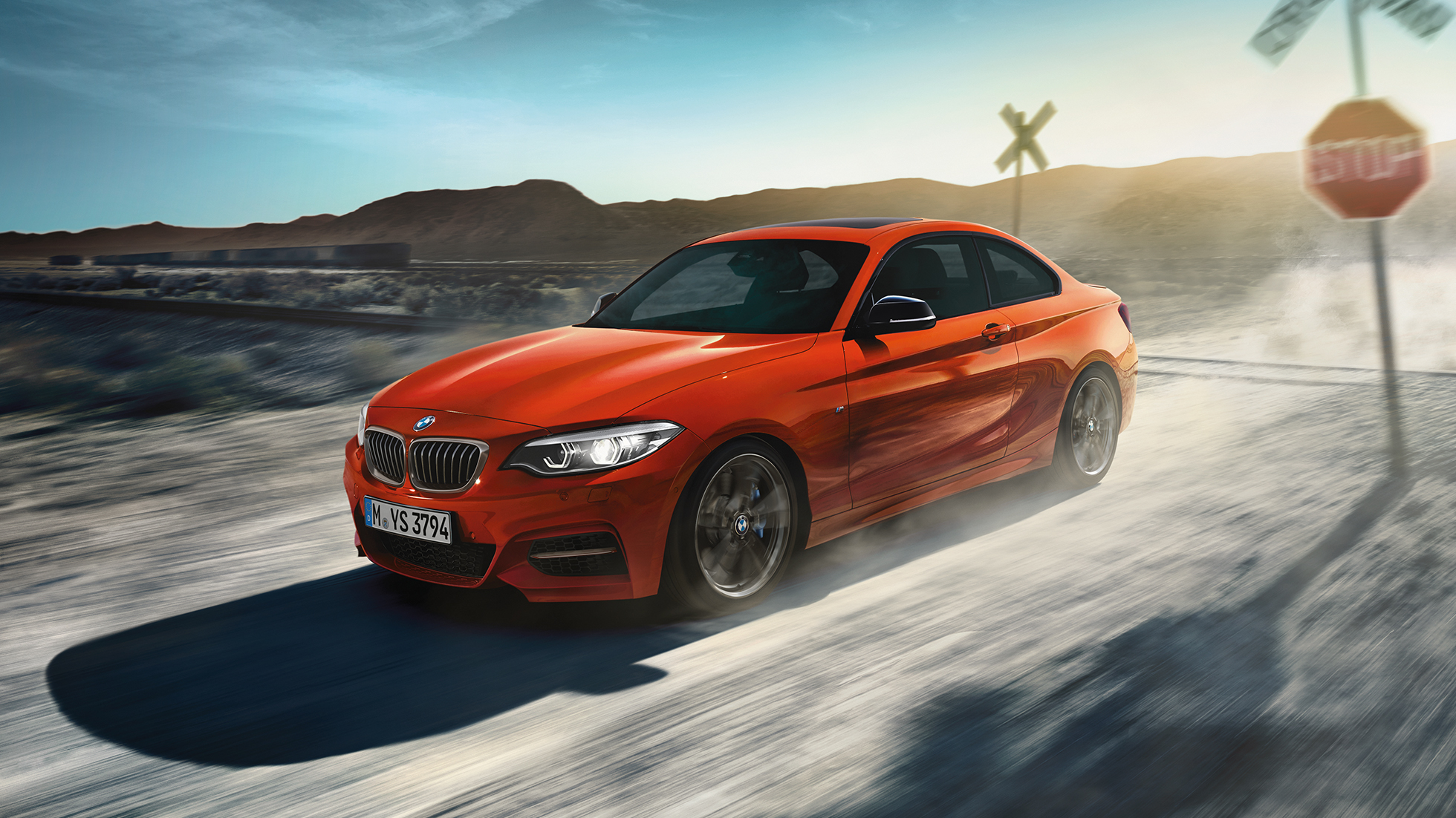 Dizajn BMW M240i Coupé Dizajn BMW M240i Coupé F22 2017 metalíza Sunset Orange predobočný pohľad