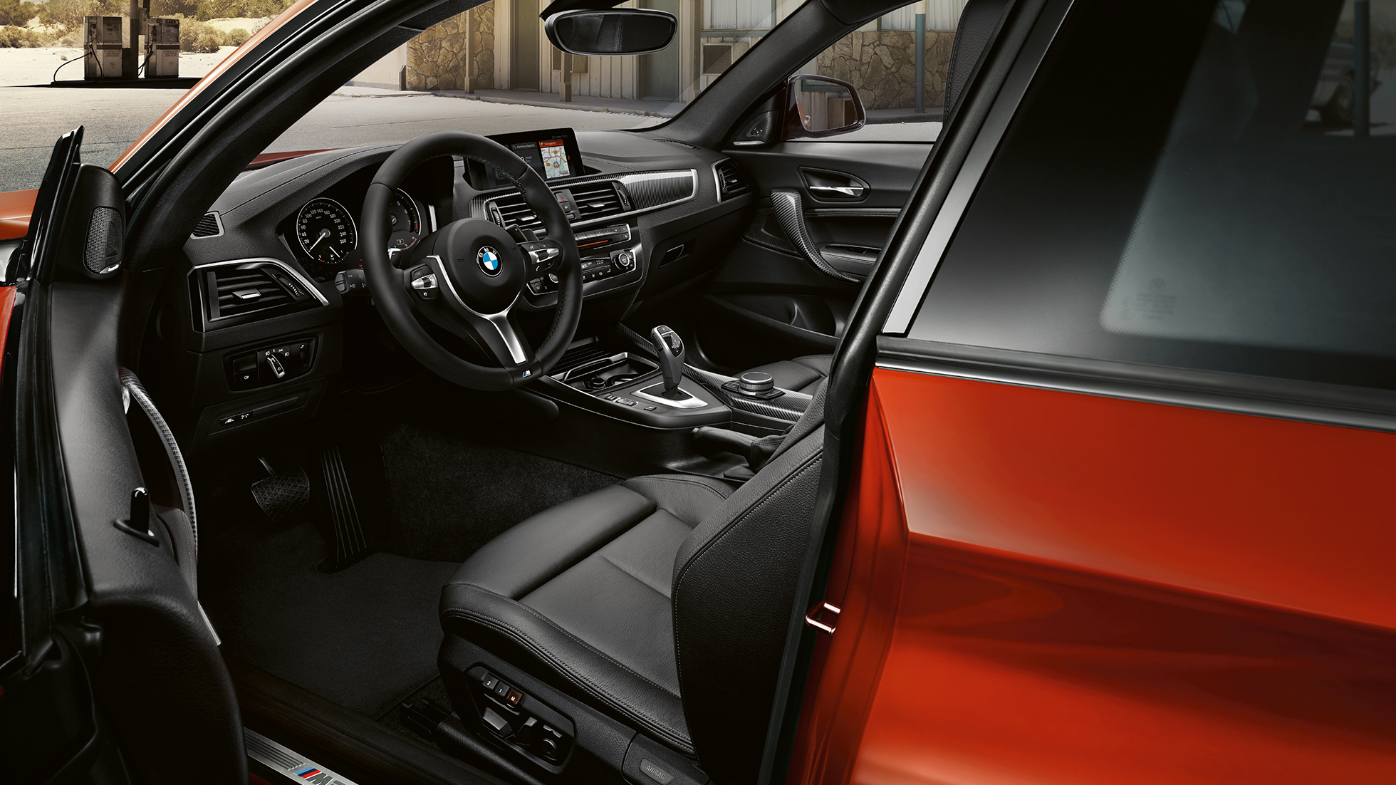 Kokpit BMW M240i Coupé Kokpit BMW M240i Coupé F22 2017 metalíza Sunset Orange interiér