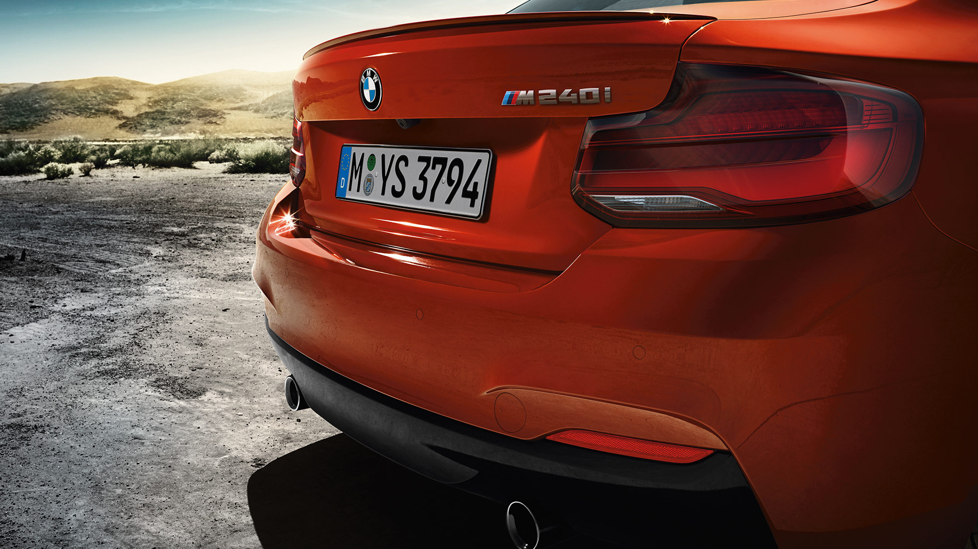 Zadný dizajn BMW M240i Coupé Zadný dizajn BMW M240i Coupé F22 2017 metalíza Sunset Orange zadobočný pohľad