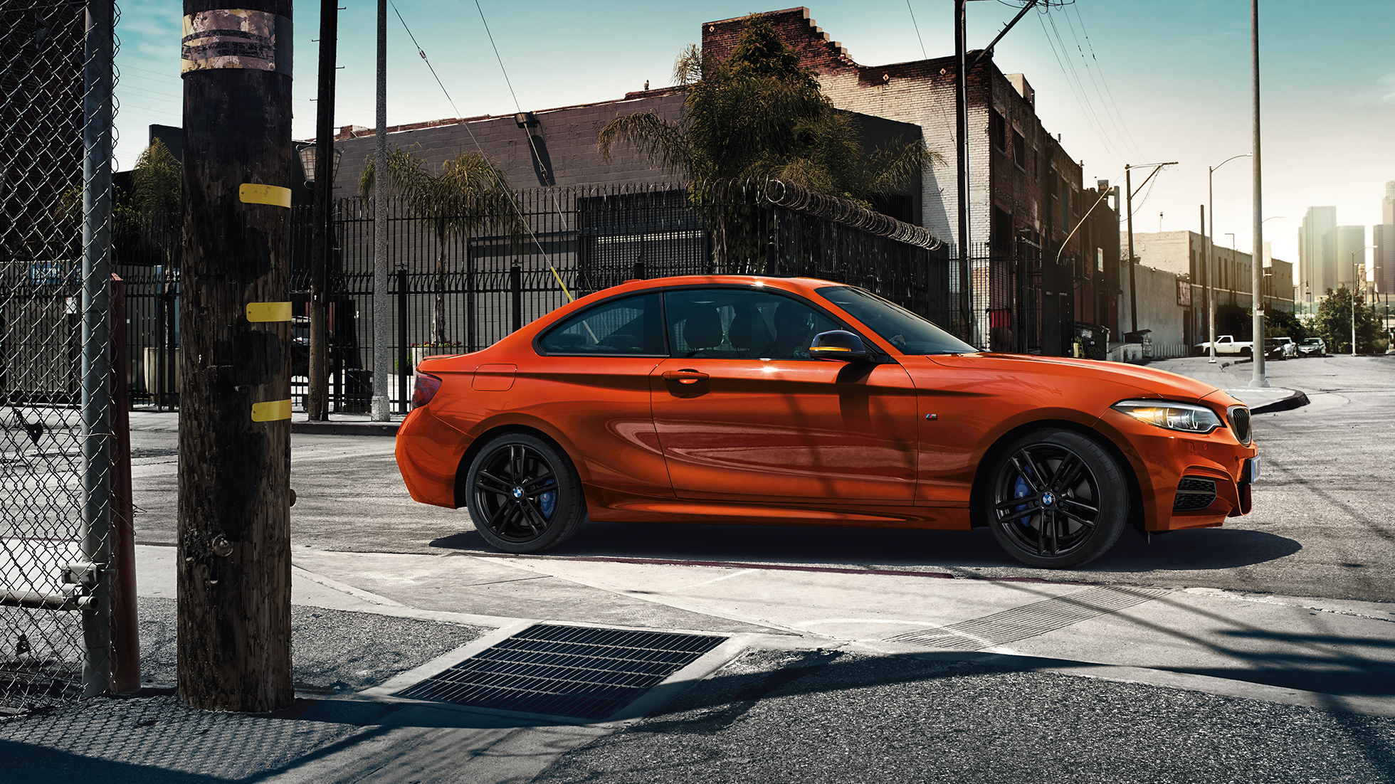 Dizajn vozidla BMW M240i Coupé Dizajn vozidla BMW M240i Coupé F22 2017 metalíza Sunset Orange bočný pohľad