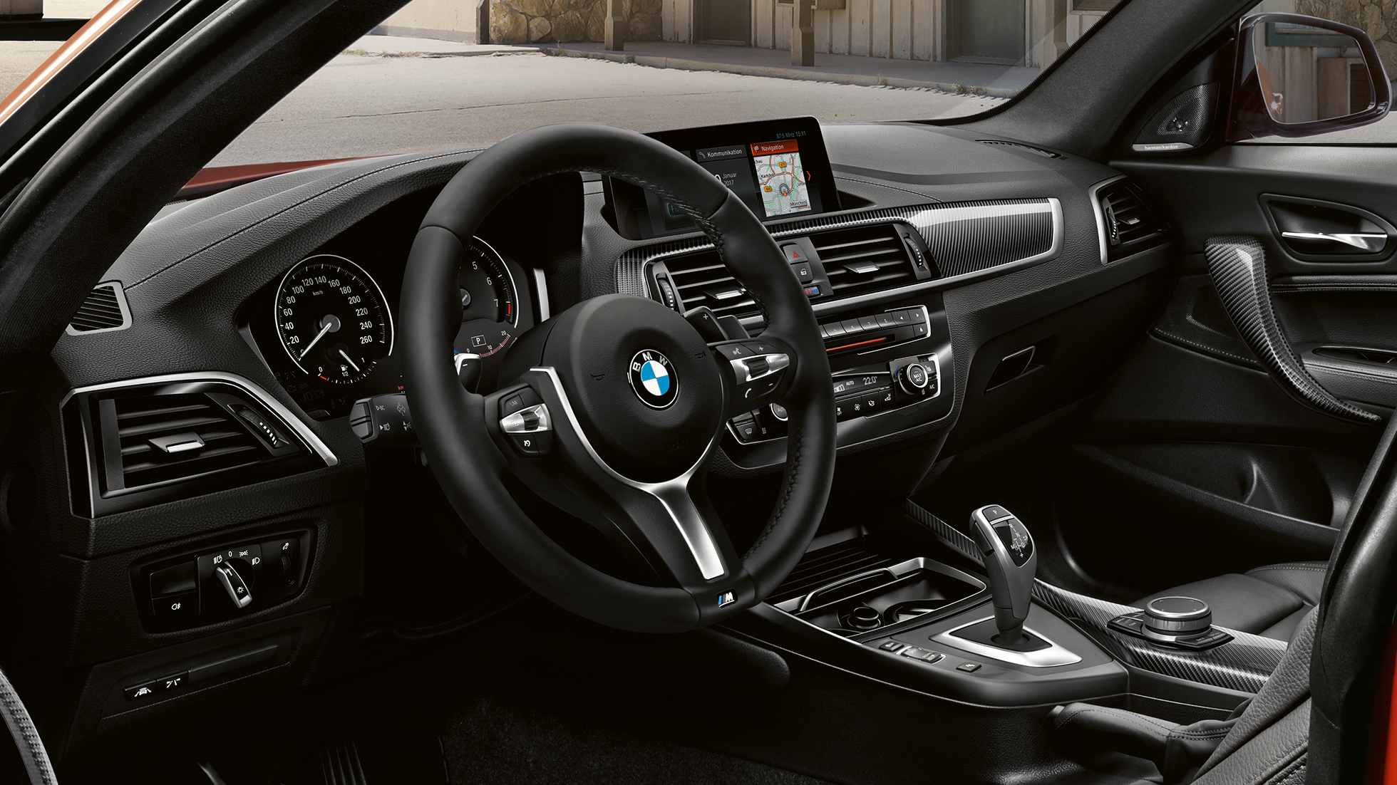 Kokpit BMW M240i Coupé Kokpit BMW M240i Coupé F22 2017 metalíza Sunset Orange interiér