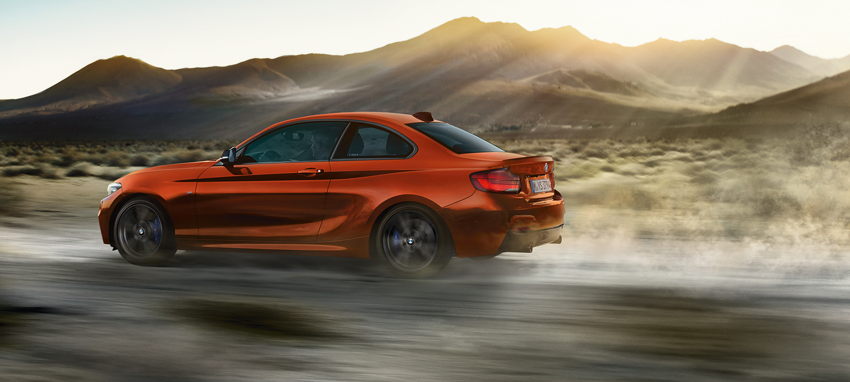 Jazdná dynamika BMW M240i Coupé Jazdná dynamika BMW M240i Coupé F22 2017 metalíza Sunset Orange bočný pohľad