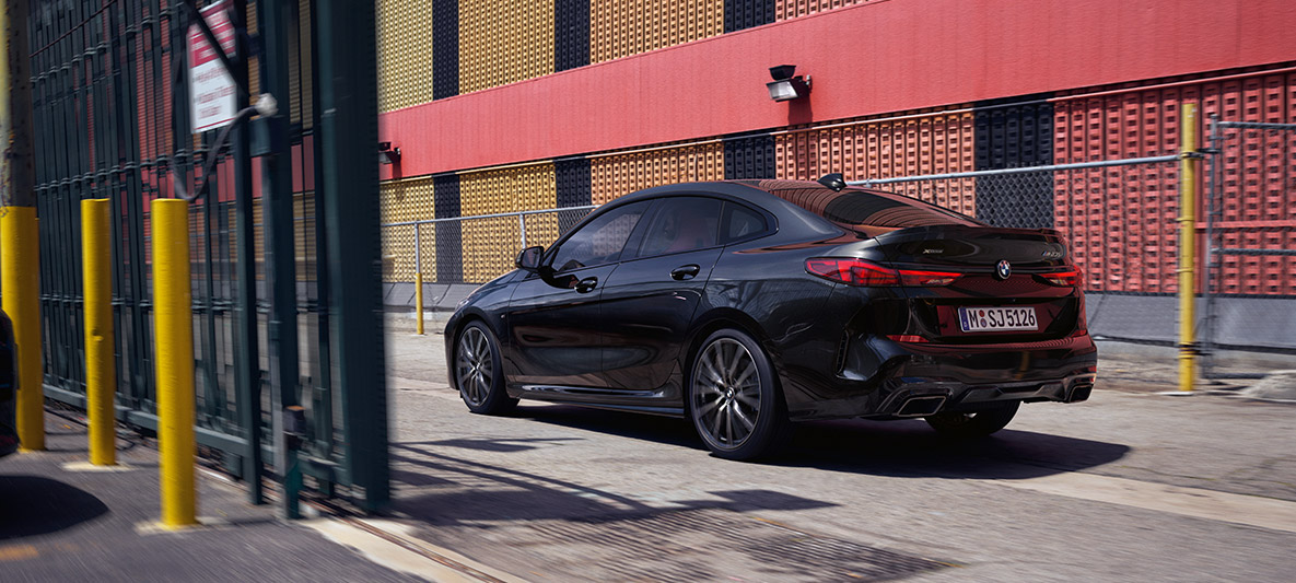 M Performance balík BMW M235i xDrive Gran Coupé M Performance balík BMW M235i xDrive Gran Coupé v metalickej farbe Black Sapphire, F44 trojštvrťový bočný pohľad