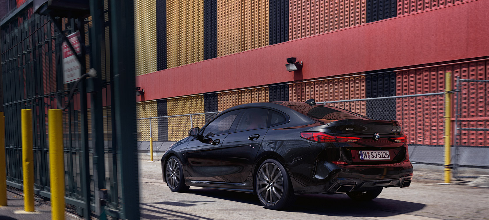 BMW M235i xDrive Gran Coupé trojštvrťový bočný pohľad BMW M235i xDrive Gran Coupé v metalickej farbe Black Sapphire, F44 trojštvrťový bočný pohľad