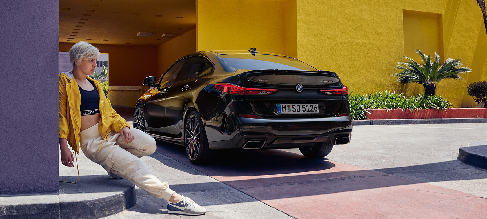 BMW M235i xDrive Gran Coupé trojštvrťový zadný pohľad BMW M235i xDrive Gran Coupé v metalickej farbe Black Sapphire, F44 trojštvrťový zadný pohľad