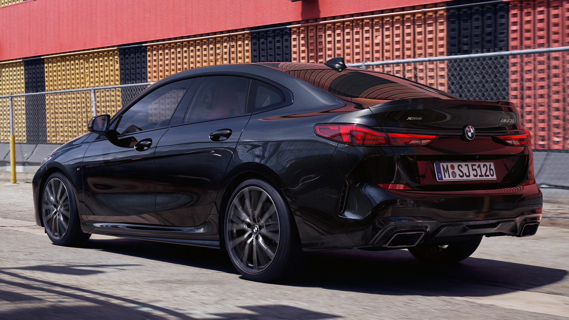 BMW M235i xDrive Gran Coupé trojštvrťový zadný pohľad BMW M235i xDrive Gran Coupé 2020 v metalickej farbe Black Sapphire, F44 trojštvrťový zadný pohľad na exteriér