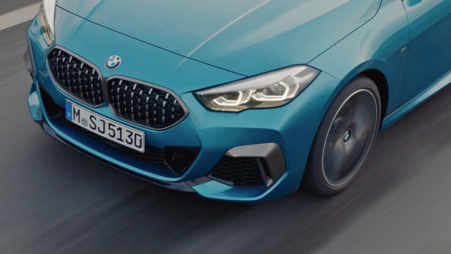 Film BMW M235i xDrive Gran Coupé Film BMW M235i xDrive Gran Coupé 2020 v metalickej farbe Black Sapphire, F44