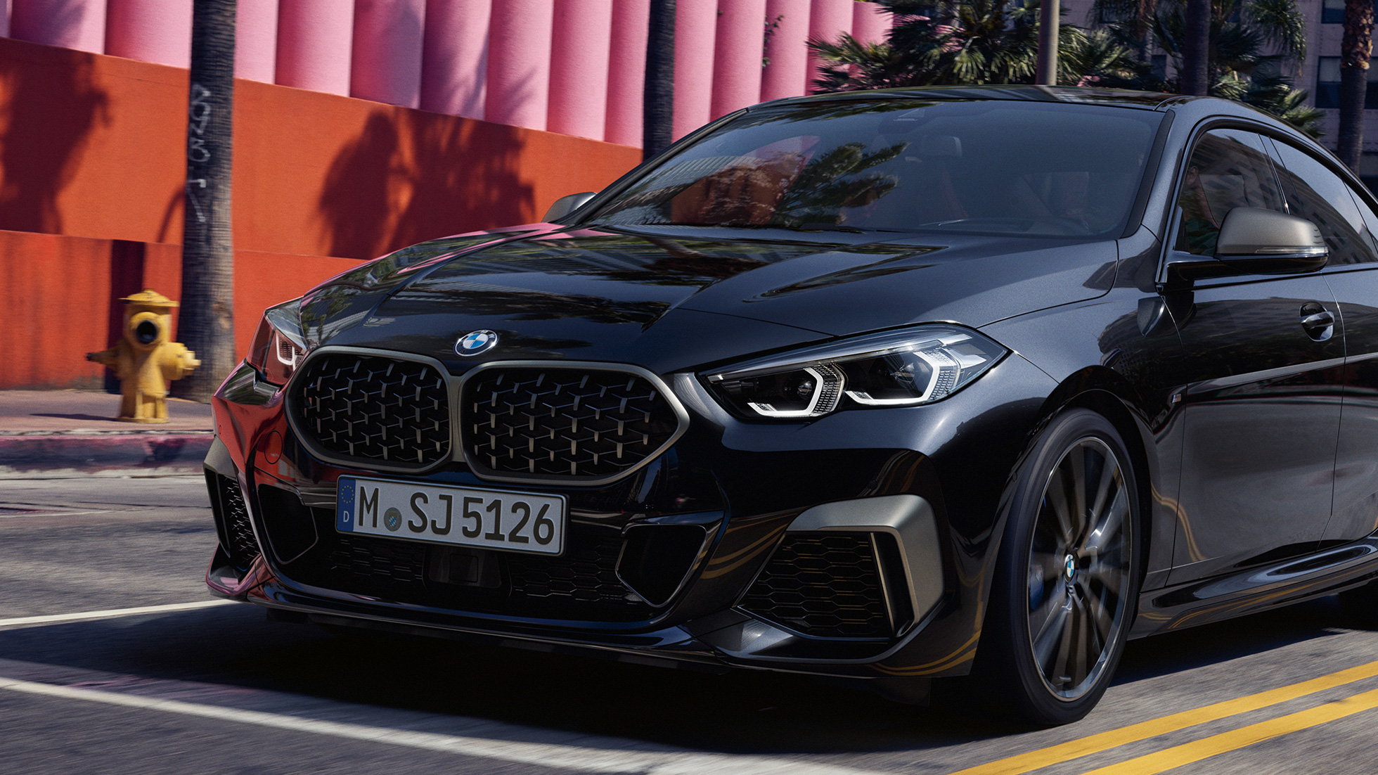 Dizajn prednej časti BMW M235i xDrive Gran Coupé Dizajn prednej časti BMW M235i xDrive Gran Coupé 2020 v metalickej farbe Black Sapphire, F44 trojštvrťový predný pohľad