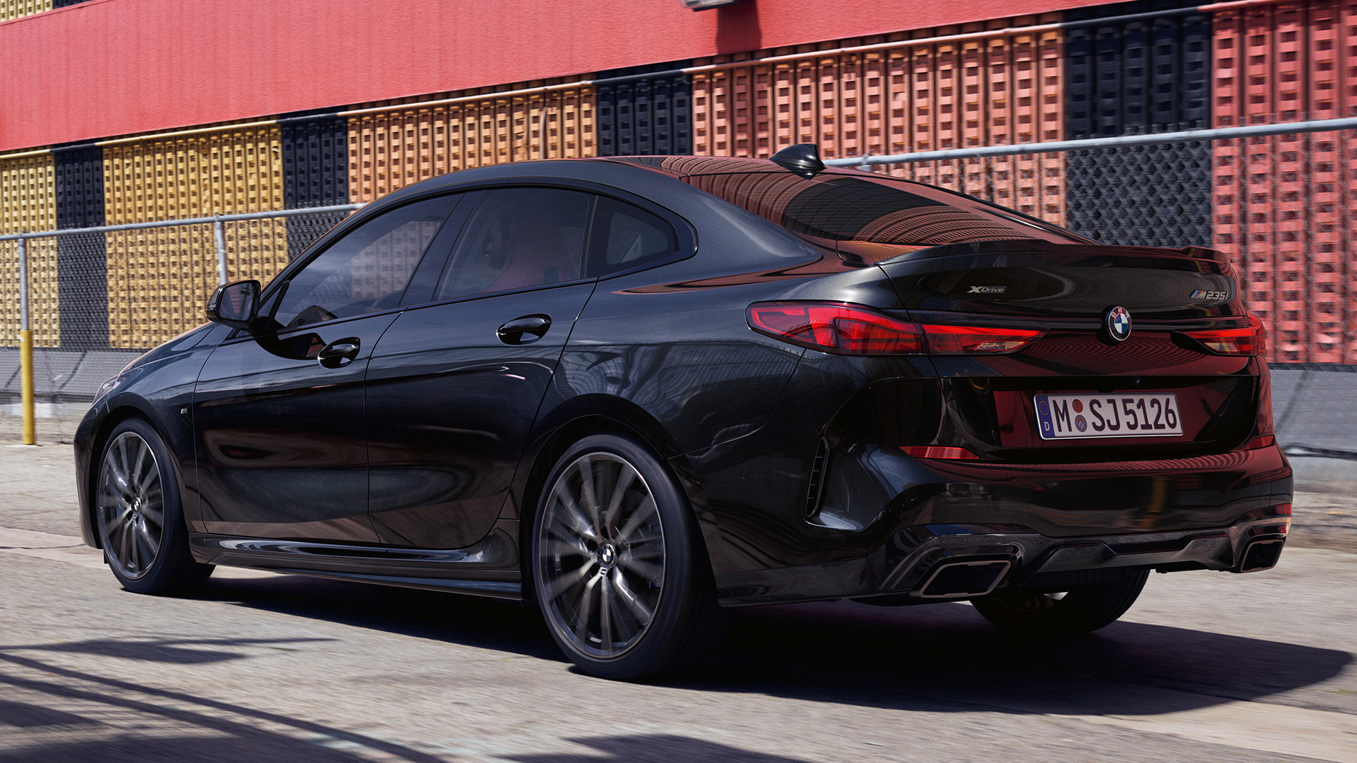 Línia coupé BMW M235i xDrive Gran Coupé Línia coupé BMW M235i xDrive Gran Coupé 2020 v metalickej farbe Black Sapphire, F44 trojštvrťový bočný pohľad