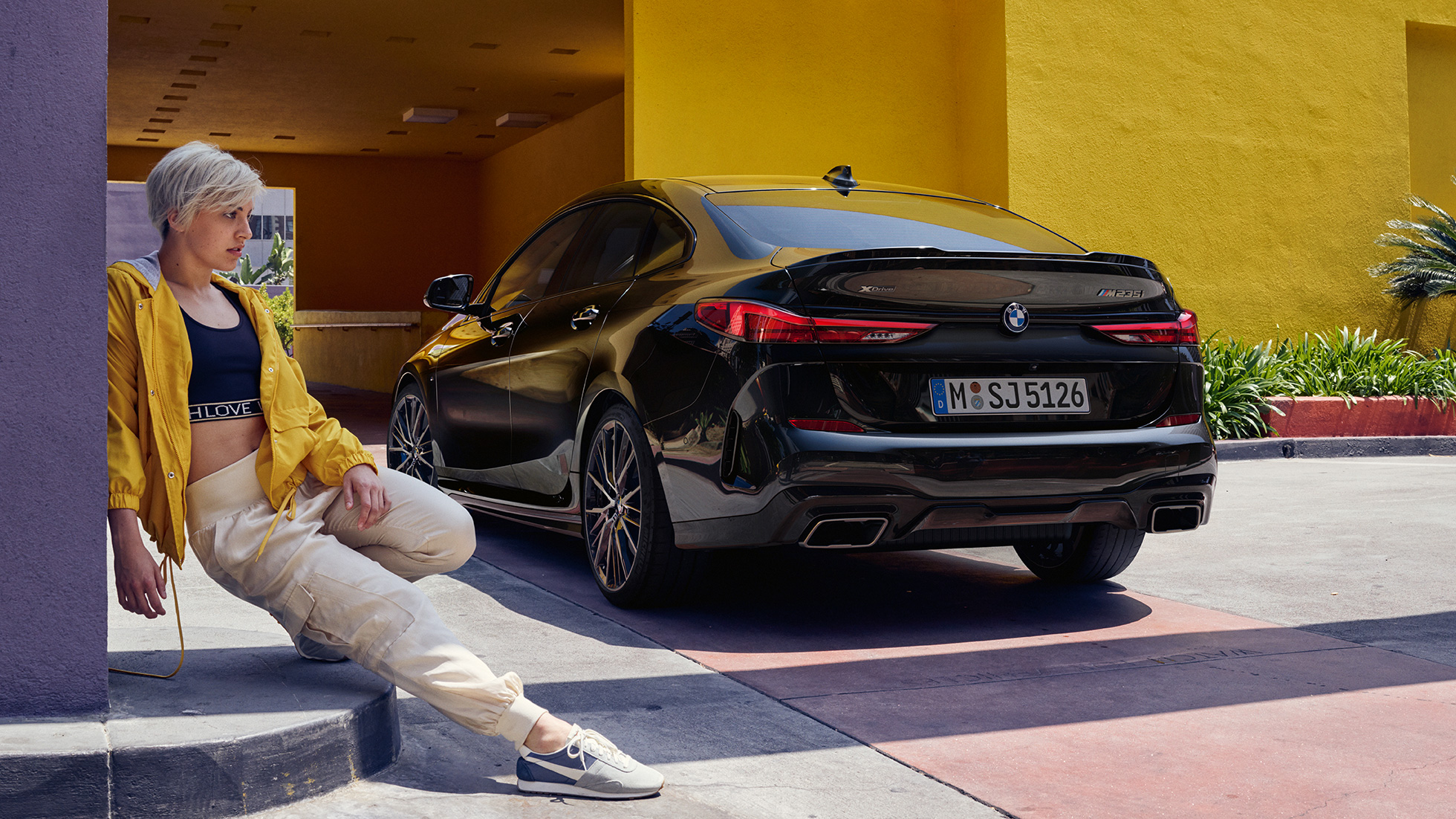 Zadná časť BMW M235i xDrive Gran Coupé Atletická zadná časť BMW M235i xDrive Gran Coupé 2020 v metalickej farbe Black Sapphire, F44 trojštvrťový zadný pohľad