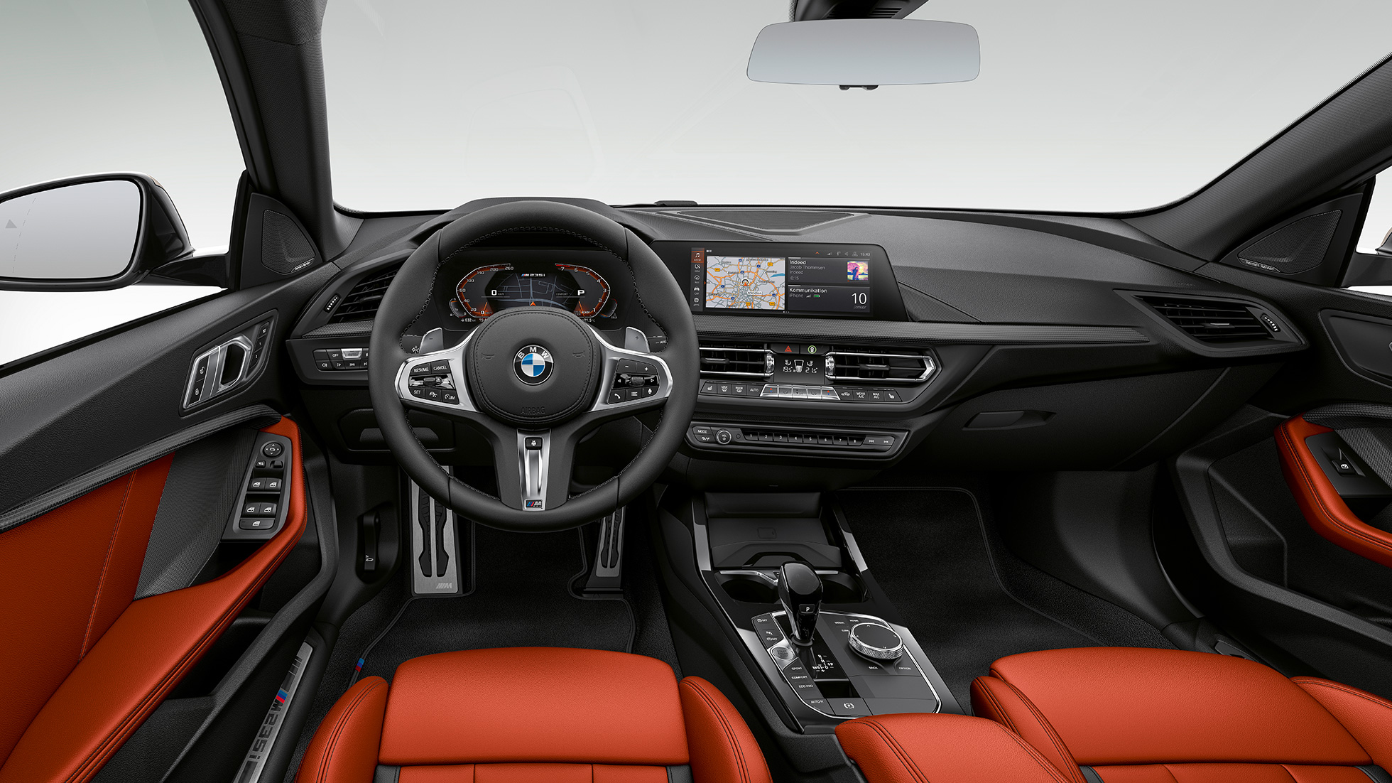 Kokpit BMW M235i xDrive Gran Coupé Na vodiča orientovaný kokpit BMW M235i xDrive Gran Coupé 2020 F44 interiér