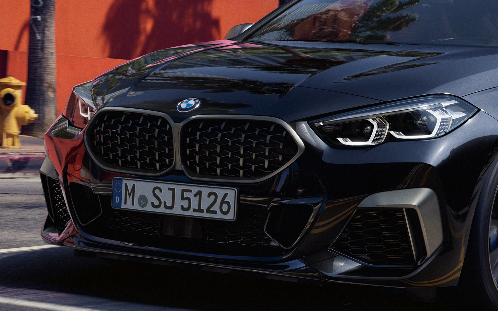 Predný dizajn BMW M235i xDrive Gran Coupé F44 Predný dizajn BMW M235i xDrive Gran Coupé F44 2020 Black Sapphire metalíza predobočný pohľad