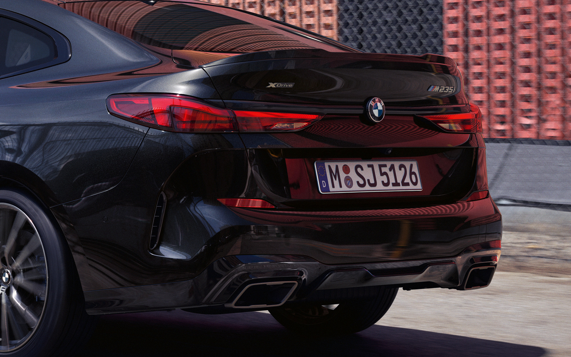 Zadná sekcia BMW M235i xDrive Gran Coupé F44 Atletická zadná sekcia BMW M235i xDrive Gran Coupé F44 2020 Black Sapphire metalíza zadobočný pohľad