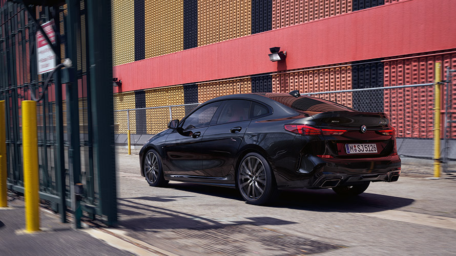 BMW M235i xDrive Gran Coupé F44 technické údaje BMW M235i xDrive Gran Coupé F44 Black Sapphire metalíza zadobočný pohľad jazdný