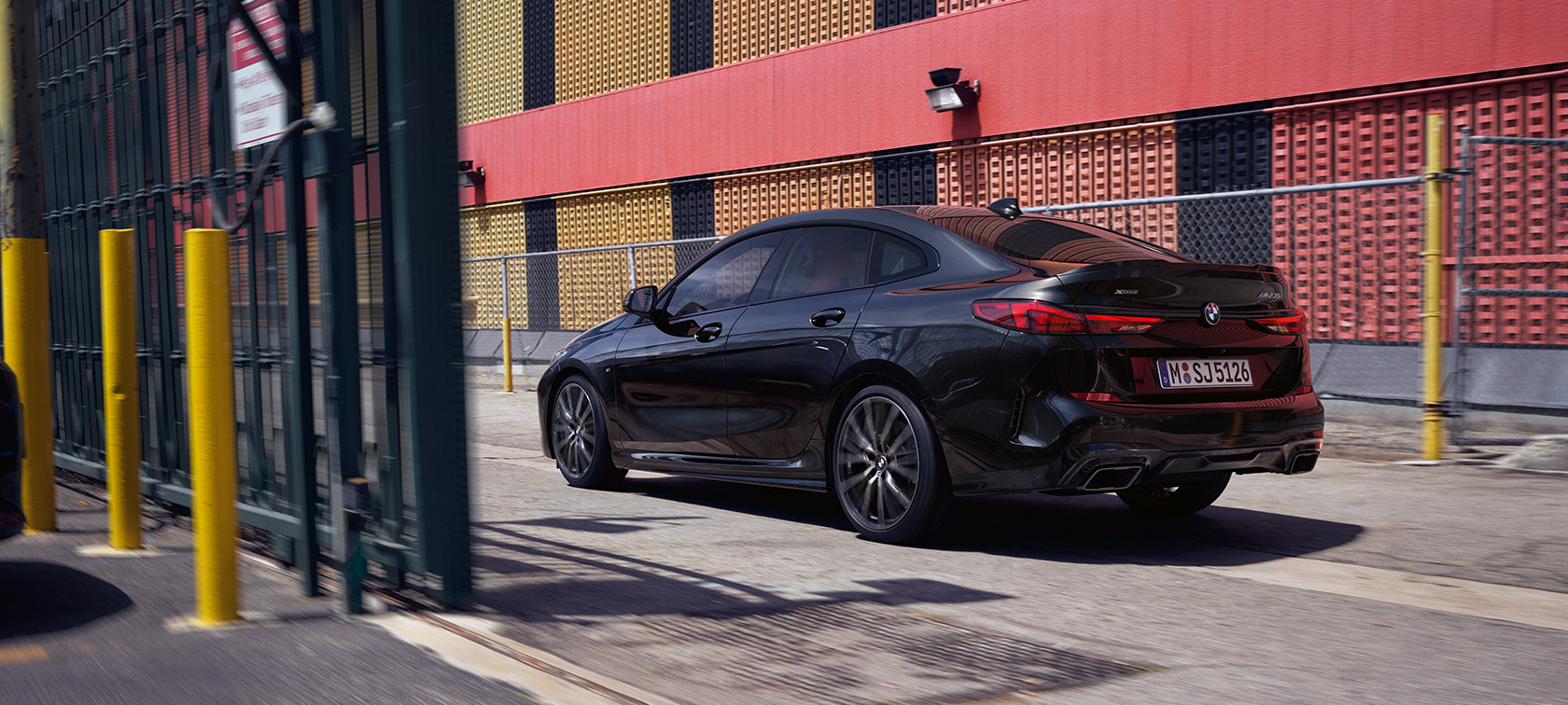 BMW M235i xDrive Gran Coupé F44 zadobočný pohľad jazdný BMW M235i xDrive Gran Coupé F44 Black Sapphire metalíza zadobočný pohľad jazdný
