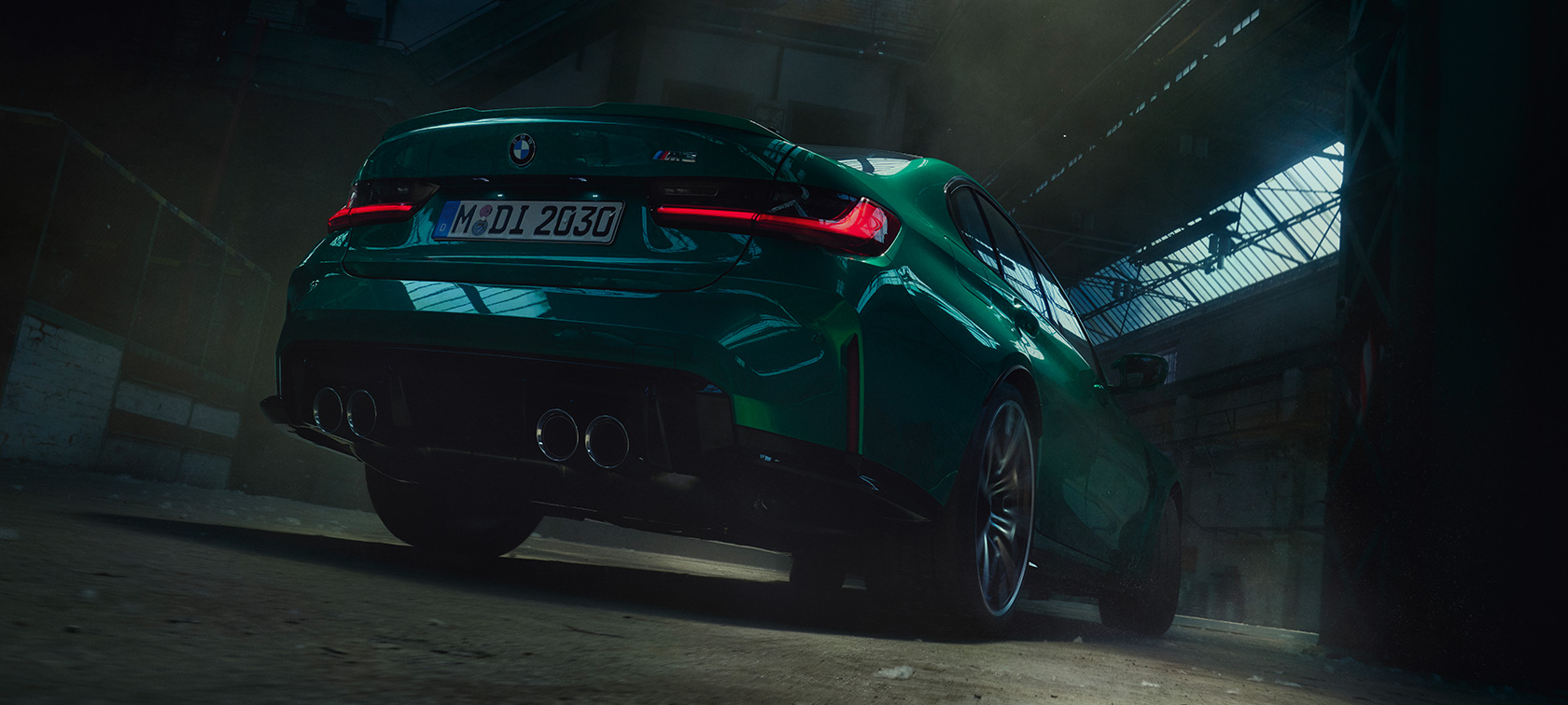 BMW M3 Sedan G80 2020 zadobočný pohľad zdola BMW M3 Sedan G80 2020 metalíza Isle of Man Green zadobočný pohľad zdola