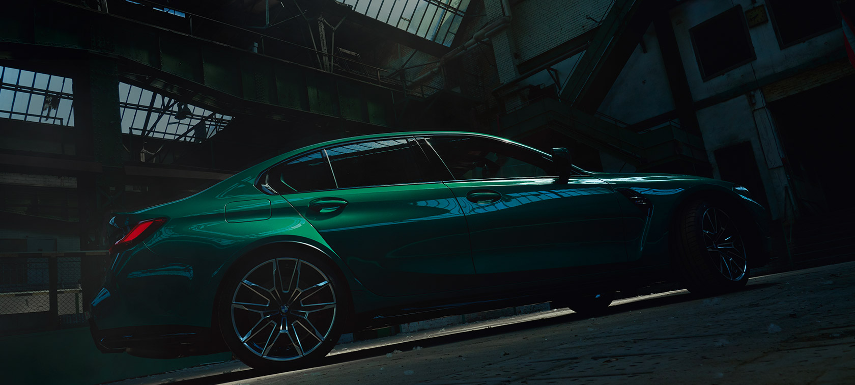 BMW M3 Sedan G80 2020 bočný pohľad zdola BMW M3 Sedan G80 2020 metalíza Isle of Man Green bočný pohľad zdola