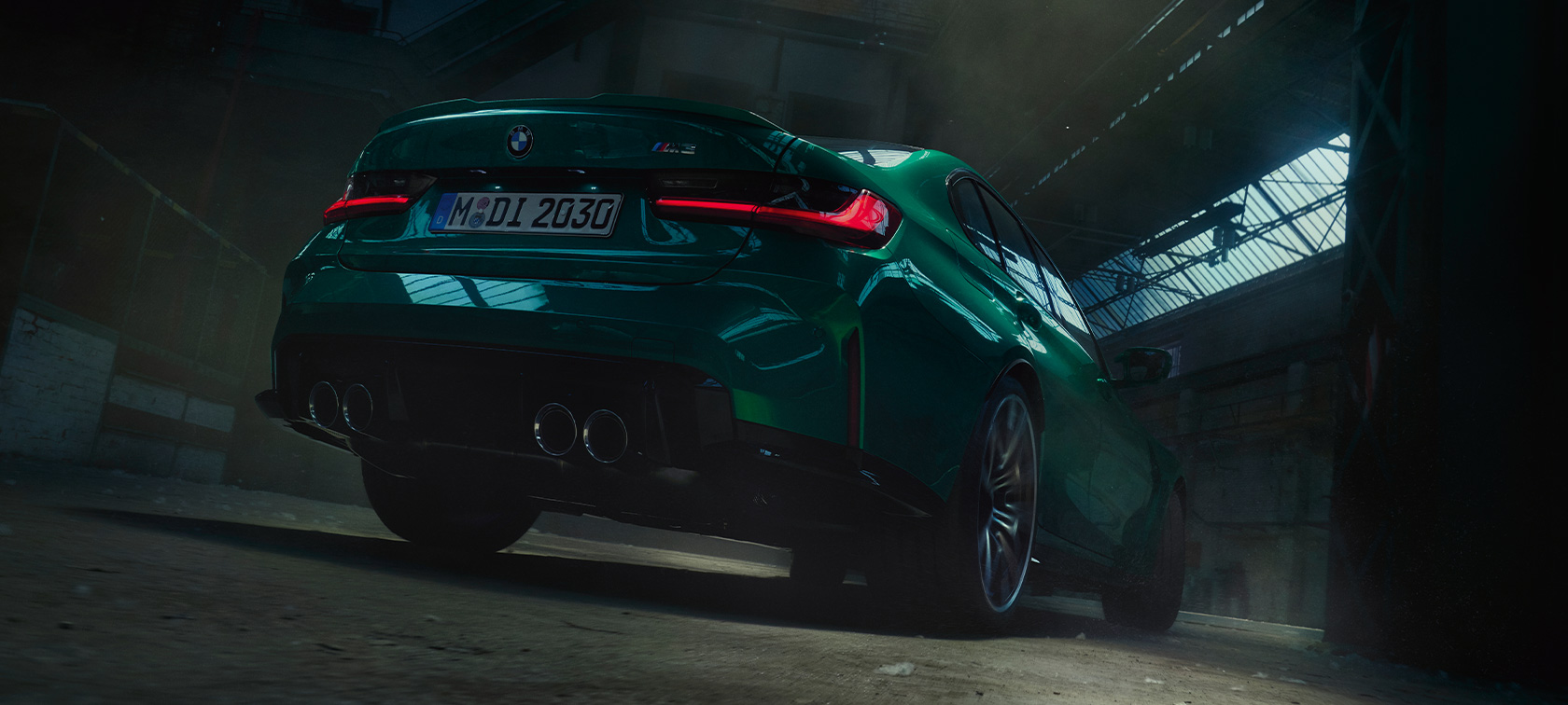 BMW M3 Sedan G80 2020 zadobočný pohľad zdola BMW M3 Sedan G80 2020 metalíza Isle of Man Green zadobočný pohľad zdola