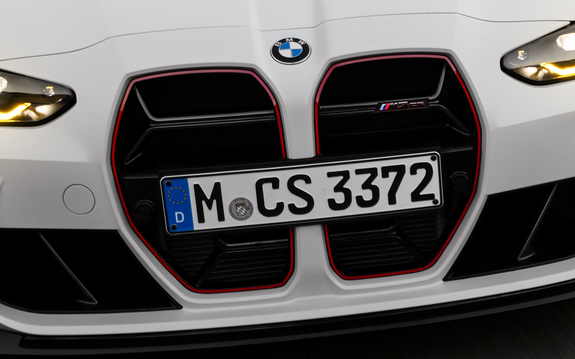 CS špecifické čierne obličky s červenou špeciálnou modelovou signatúrou BMW M3 CS G80 BMW M3 CS G80 CS špecifické čierne obličky s červenou špeciálnou modelovou signatúrou predný pohľad jazda