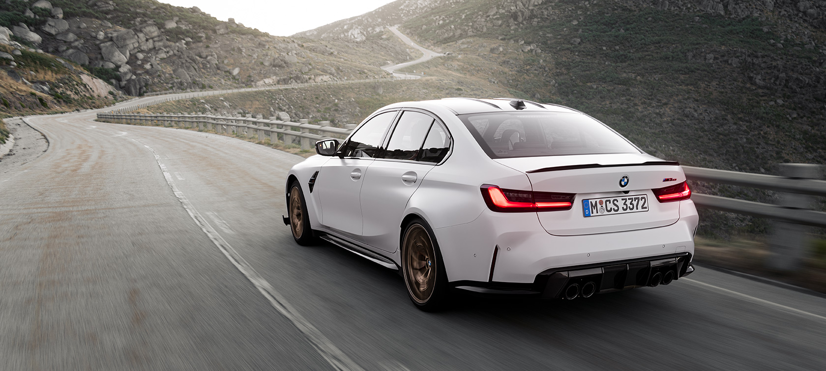 BMW M3 CS G80 zadobočný pohľad jazda BMW M3 CS G80 zadobočný pohľad jazda na ceste v horách