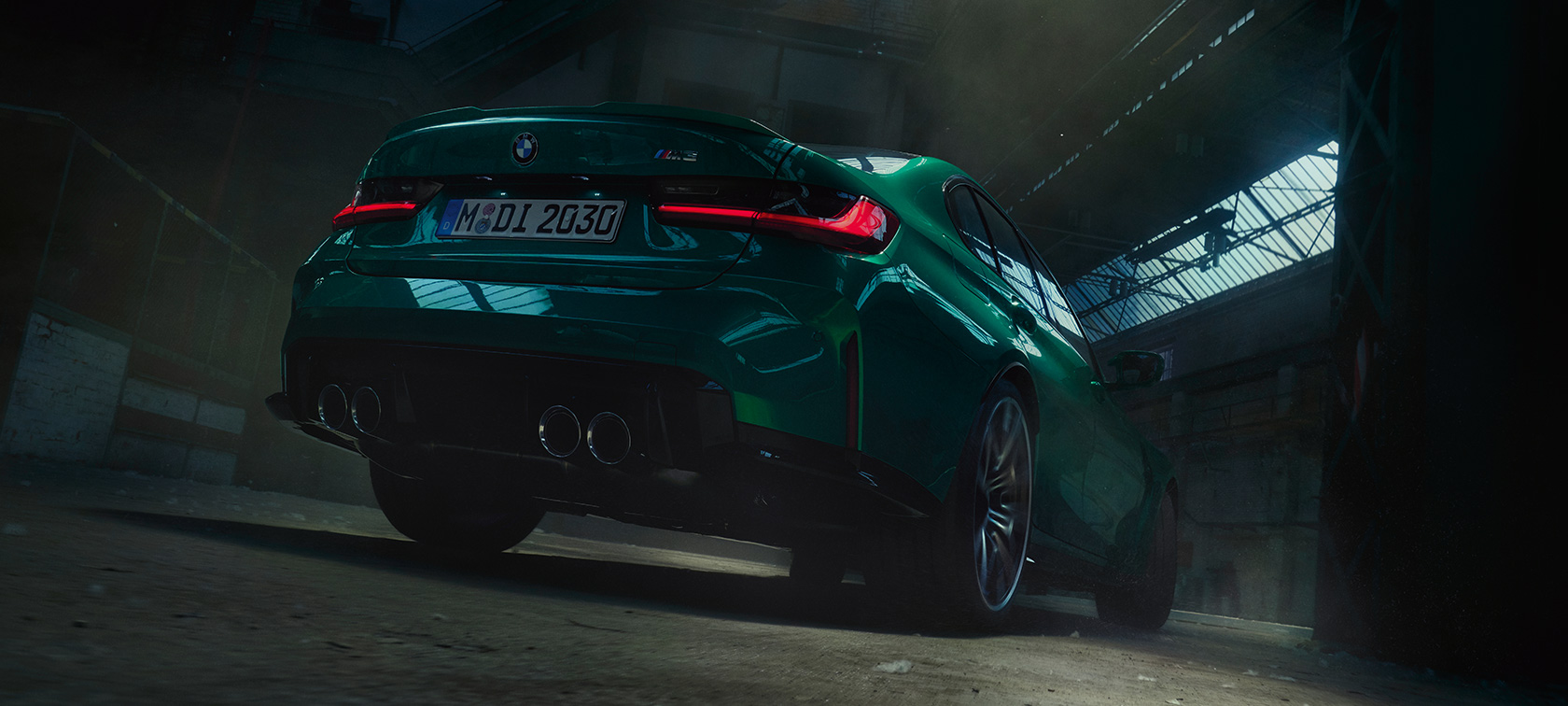 BMW M3 Sedan G80 2020 zadobočný pohľad zdola BMW M3 Sedan G80 2020 metalíza Isle of Man Green zadobočný pohľad zdola