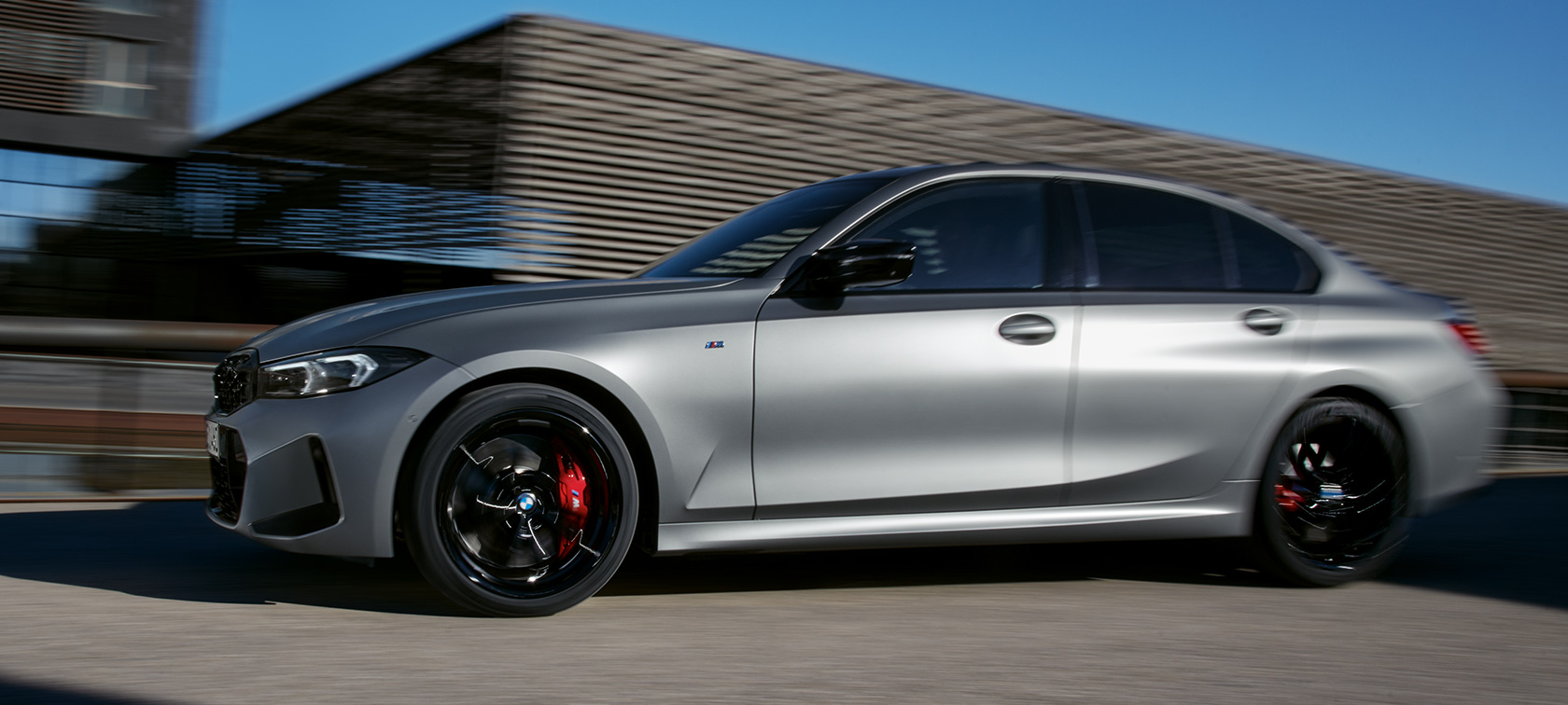Bočný pohľad BMW M340i xDrive Sedan G20 BMW M340i xDrive Sedan G20 BMW Individual Frozen Pure Grey bočný pohľad jazdný na ceste