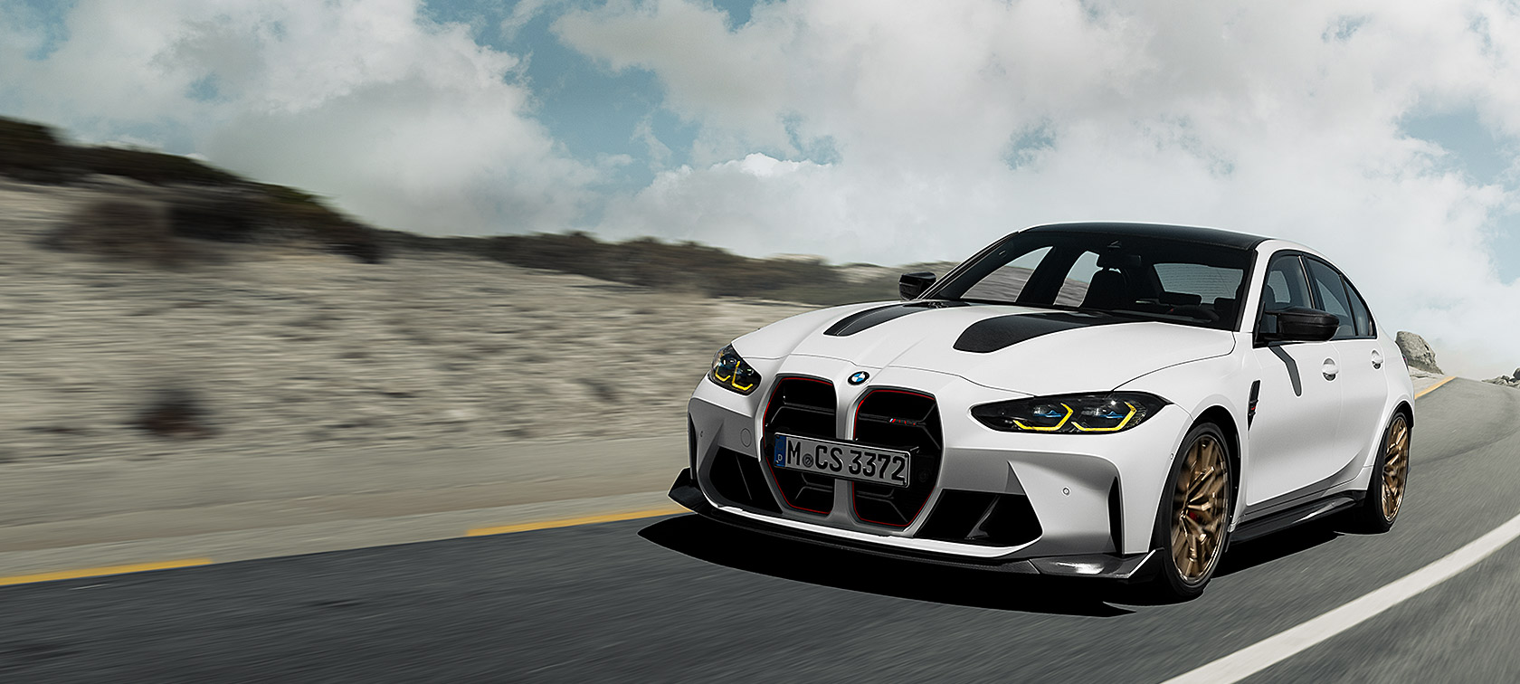BMW M3 CS G80 predobočný pohľad jazda na pretekárskom okruhu