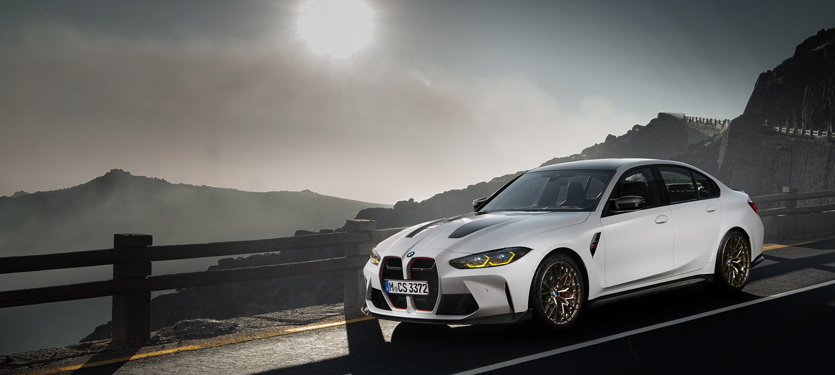 BMW M3 CS G80 bočný pohľad jazda BMW M3 CS G80 bočný pohľad jazda na pretekárskom okruhu