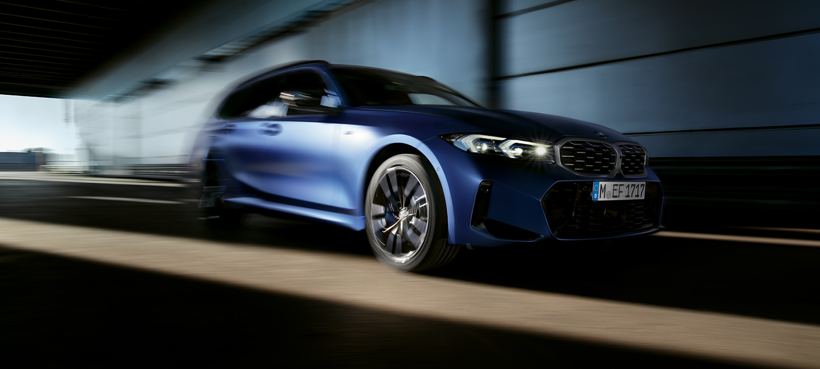BMW M340i xDrive Touring G21 bočný pohľad jazdný BMW M340i xDrive Touring G21 Frozen Tanzanite Blue bočný pohľad jazdný