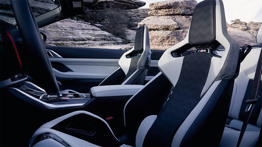 M karbónové škrupinové sedadlá BMW M4 Competition Cabrio s pohonom M xDrive G83 2021 interiér s otvorenou textilnou strechou BMW M4 Competition Cabrio s pohonom M xDrive G83 2021 M karbónové škrupinové sedadlá interiér s otvorenou textilnou strechou