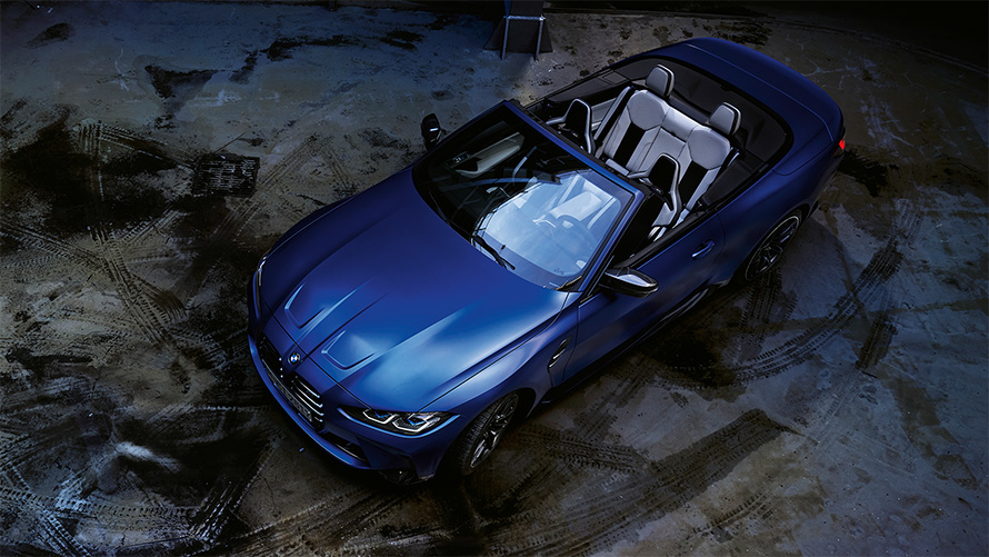 BMW M4 Competition Cabrio s pohonom M xDrive G83 2021 BMW Individual metalíza Frozen Portimao Blue s otvorenou strechou pohľad zhora BMW M4 Competition Cabrio s pohonom M xDrive G83 2021 BMW Individual metalíza Frozen Portimao Blue s otvorenou strechou pohľad zhora