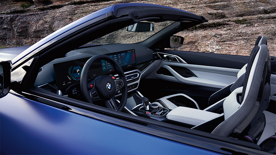 BMW M4 Competition Cabrio s pohonom M xDrive G83 2021 interiér s otvorenou textilnou strechou BMW M4 Competition Cabrio s pohonom M xDrive G83 2021 BMW Individual metalíza Frozen Portimao Blue kokpit a interiér s otvorenou textilnou strechou