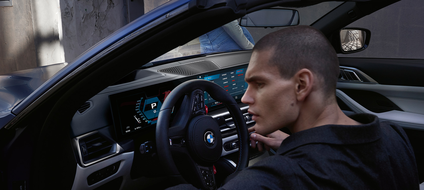 BMW M4 Competition Cabrio s pohonom M xDrive G83 2021 kokpit BMW M4 Competition Cabrio s pohonom M xDrive G83 2021 BMW Individual metalíza Frozen Portimao Blue kokpit s otvorenými dverami a modelom