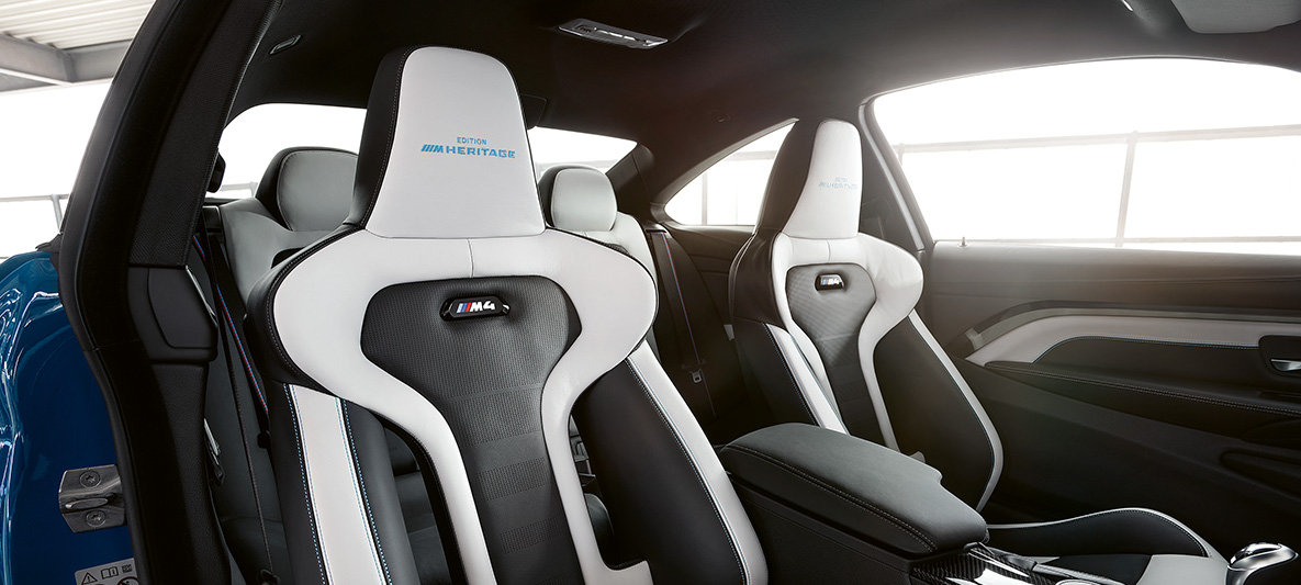 BMW M4 Coupé, M Heritage Edition, M Sport sedadlá Bicolour Silverstone / Black s modrým kontrastným prešívaním BMW M4 Coupé, M Heritage Edition, špeciálna edícia, M Sport sedadlá Bicolour Silverstone / Black s modrým kontrastným prešívaním