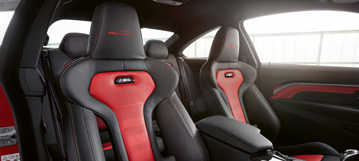 BMW M4 Coupé, M Heritage Edition, M Sport sedadlá Bicolour Red / Black s červeným a žltým kontrastným prešívaním BMW M4 Coupé, M Heritage Edition, špeciálna edícia, M Sport sedadlá Bicolour Red / Black s červeným a žltým kontrastným prešívaním