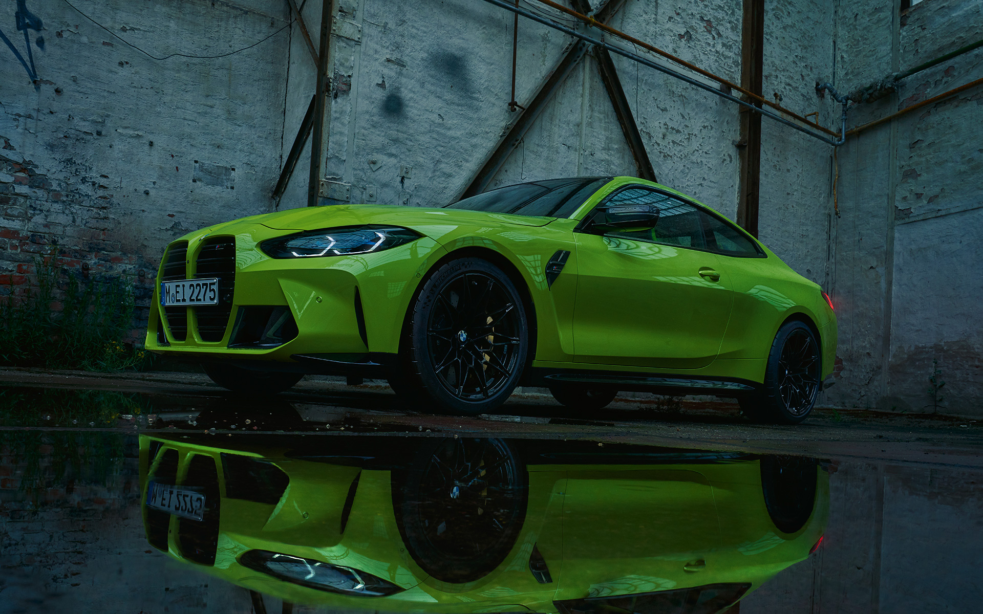 BMW M4 Competition Coupé G82 2020 Sao Paulo Yellow predobočný pohľad