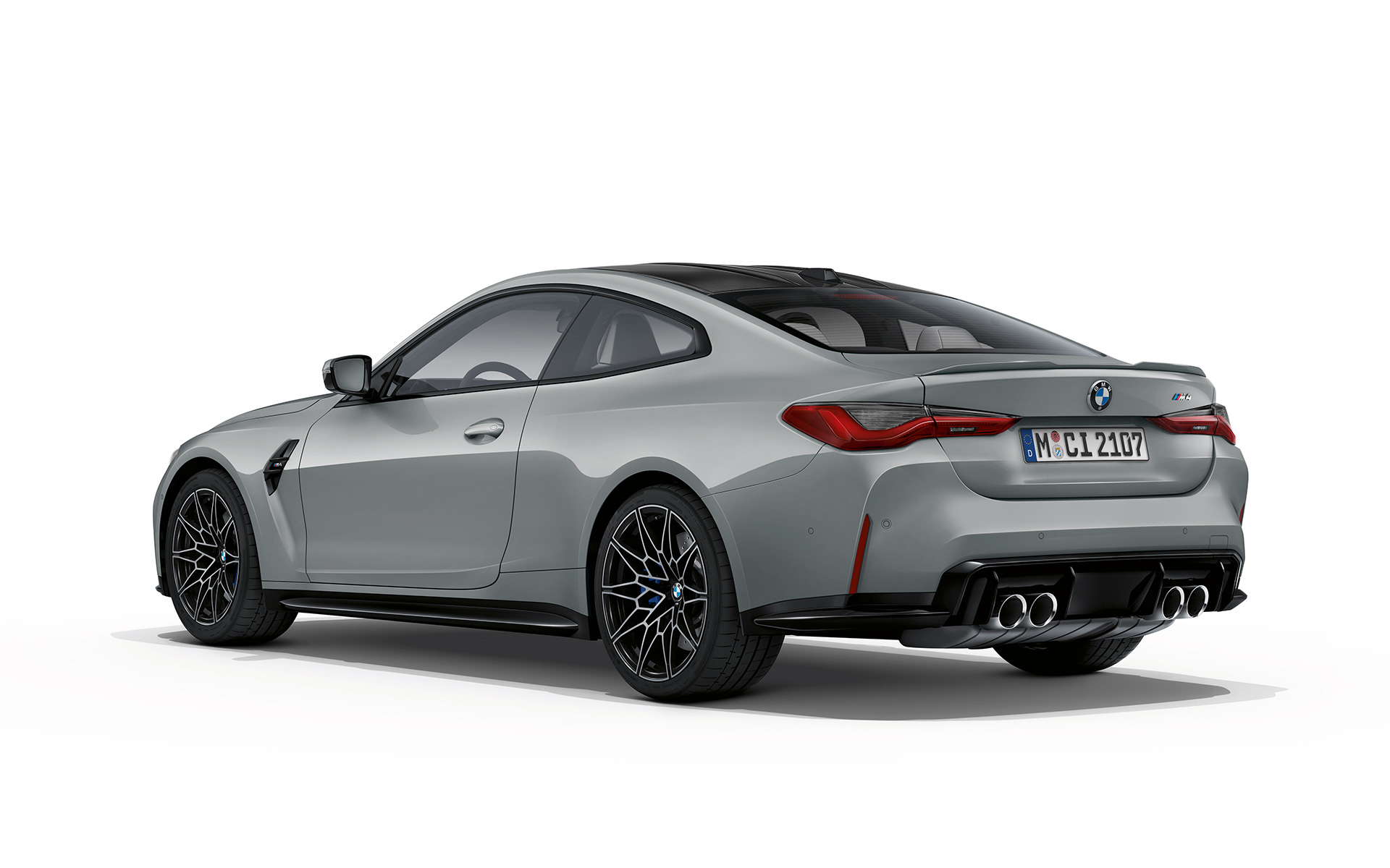 BMW M4 Coupé G82 2020 metalíza Brooklyn Grey zadobočný pohľad