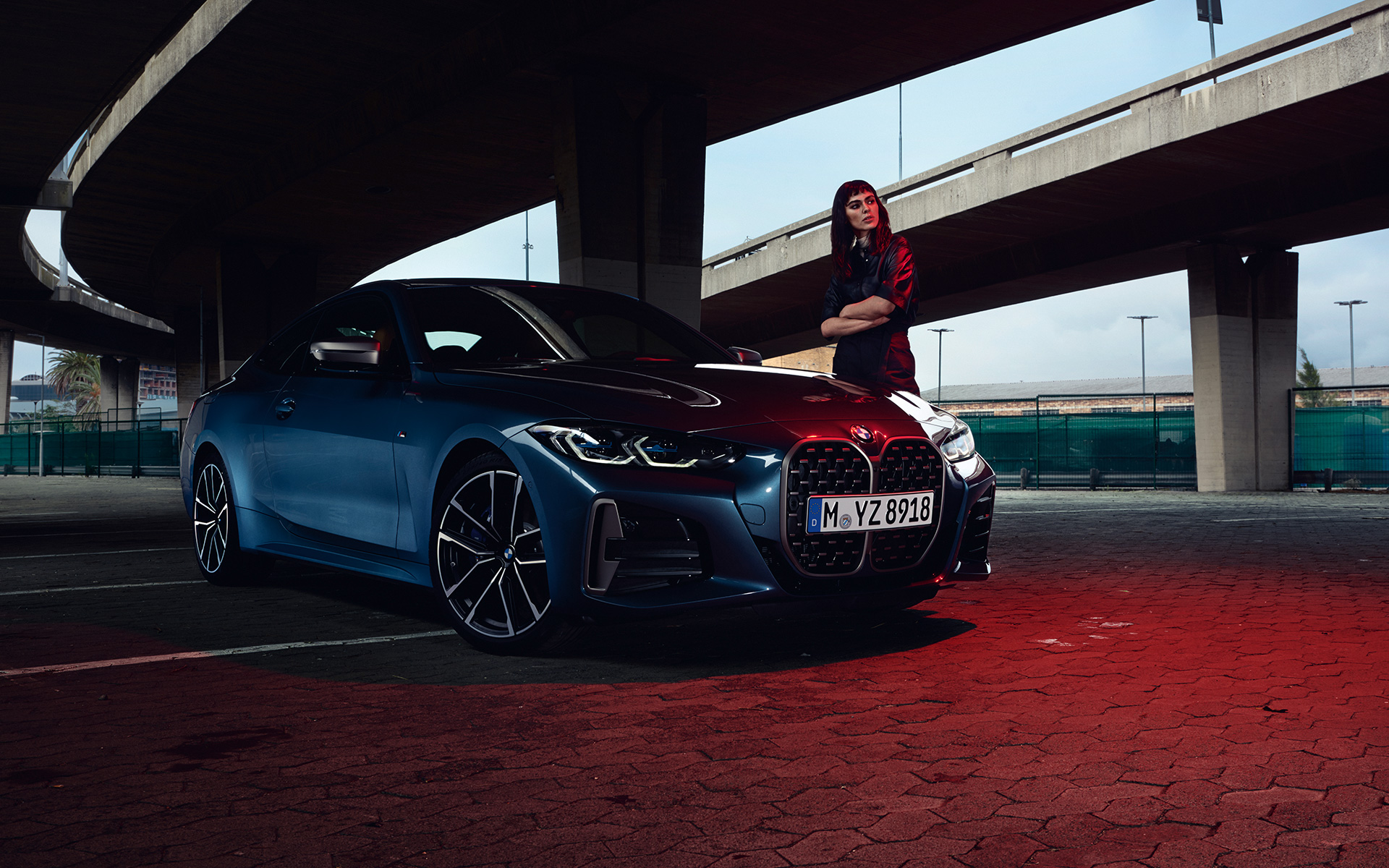 BMW M440i xDrive Coupé G22 2020 metalíza Arctic Race Blue predobočný pohľad s osobou